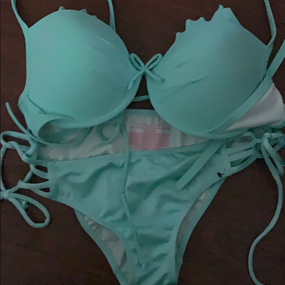 36 C top,medium bottoms.